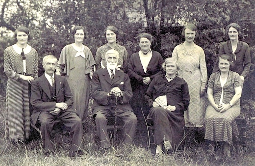 Henry James Dewsbury and Mahala Randall with their children in 1925. Photo:Photo: John Kent/Julie Claydon.